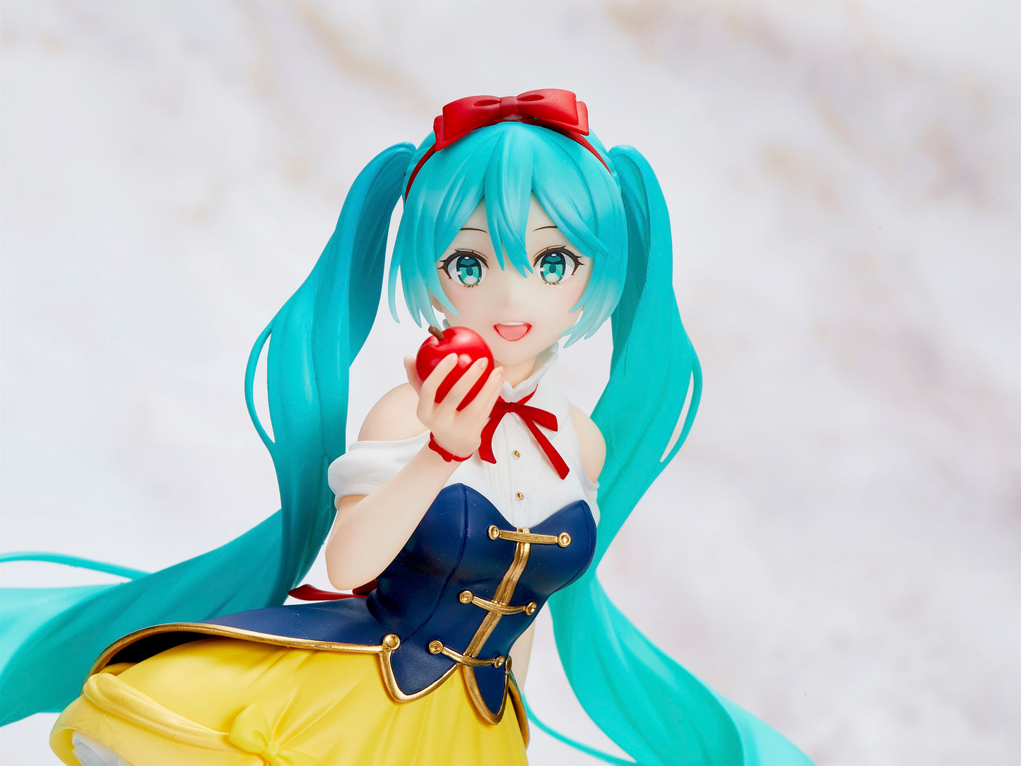 Taito USA: Hatsune Miku (Wonderland - Snow White) Figure