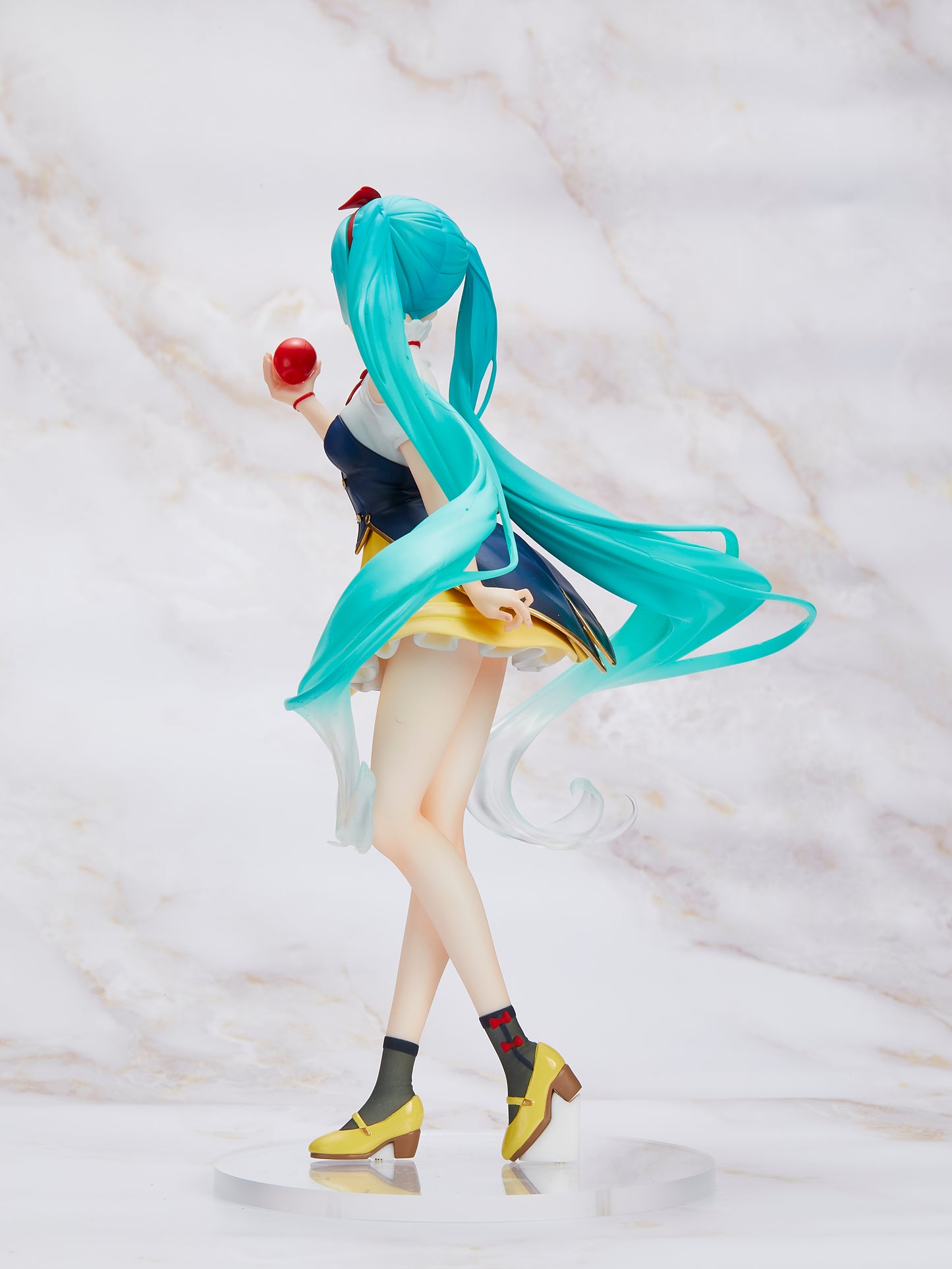Taito USA: Hatsune Miku (Wonderland - Snow White) Figure
